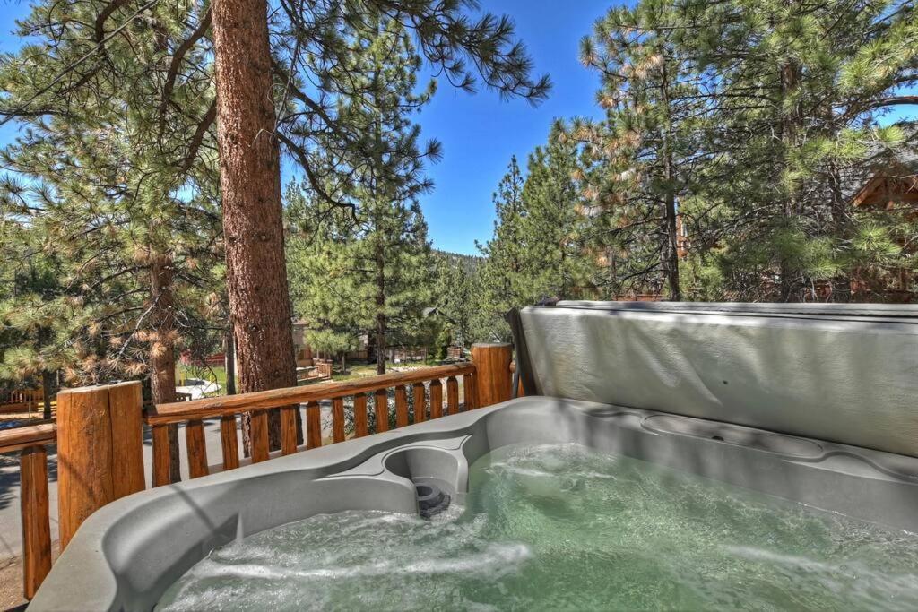 Вилла Chalet Monterey W/Hot Tub - Big Decks/Bbq Биг Бэар Лейк Экстерьер фото